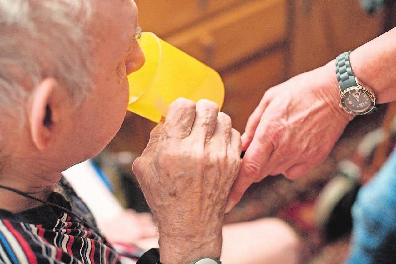 Immer mehr ältere Menschen wollen so lang wie möglich in den eigenen vier Wändern gepflegt werden. Dies übernehmen zum großen Teil die Angehörigen. Ist dies nicht möglich, erfolgt die Pflege über Hauswirtschafts- und Betreuungspersonal, auch aus Osteuropa. Foto: dpa Immer mehr ältere Menschen wollen so lang wie möglich in den eigenen vier Wändern gepflegt werden. Dies übernehmen zum großen Teil die Angehörigen. Ist dies nicht möglich, erfolgt die Pflege über Hauswirtschafts- und Betreuungspersonal, auch aus Osteuropa. Foto: dpa