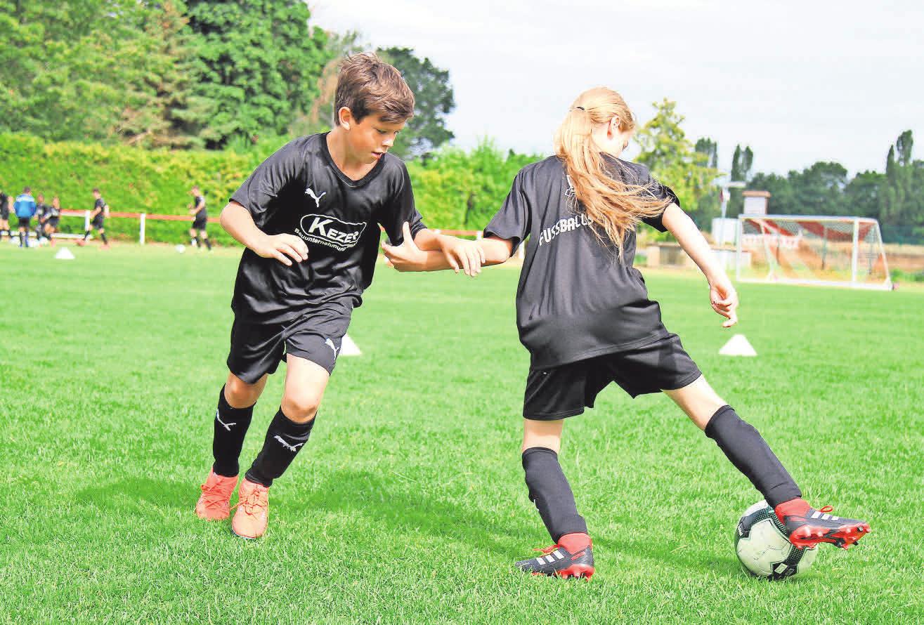 Ein Dribbling will gelernt sein: Die jungen Kicker üben unter anderem, den Ball zu behaupten. Ein Dribbling will gelernt sein: Die jungen Kicker üben unter anderem, den Ball zu behaupten.