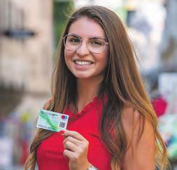Wer die Steyr Shopping Card kauft, unterstützt die heimischen Unternehmen nachhaltig. Das weiß auch Augenoptikermeisterin Sarah Ramsauer von Optik Fenzl. Foto: Hannes Ecker Wer die Steyr Shopping Card kauft, unterstützt die heimischen Unternehmen nachhaltig. Das weiß auch Augenoptikermeisterin Sarah Ramsauer von Optik Fenzl. Foto: Hannes Ecker