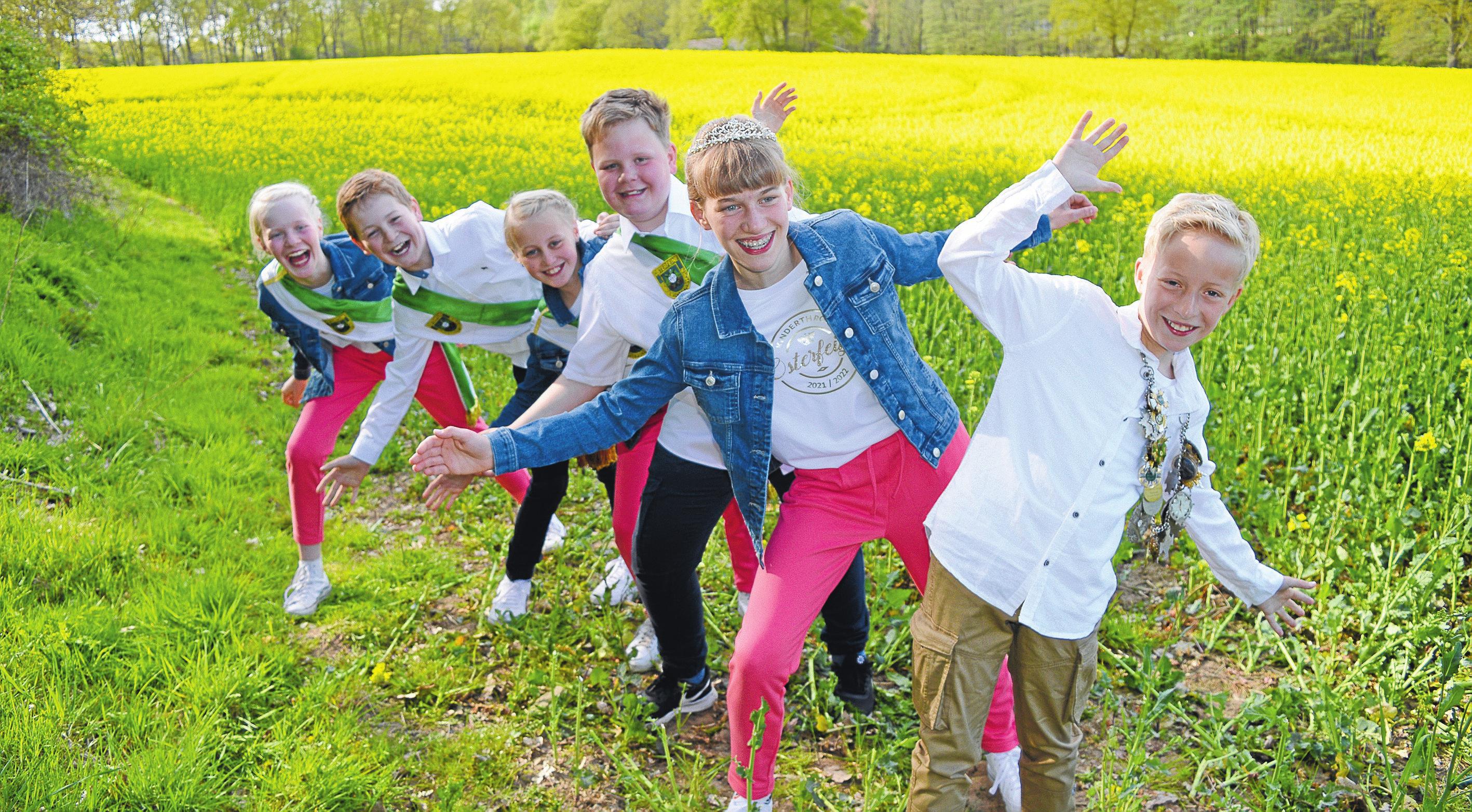 Sie hatten ihren Spaß: Osterfeines Kinderthron. Von rechts: König Michel Kramer, Königin Mia Putthoff, Nick Themann, Levke Lange,Jakob Böckmann und Josefine Macke.