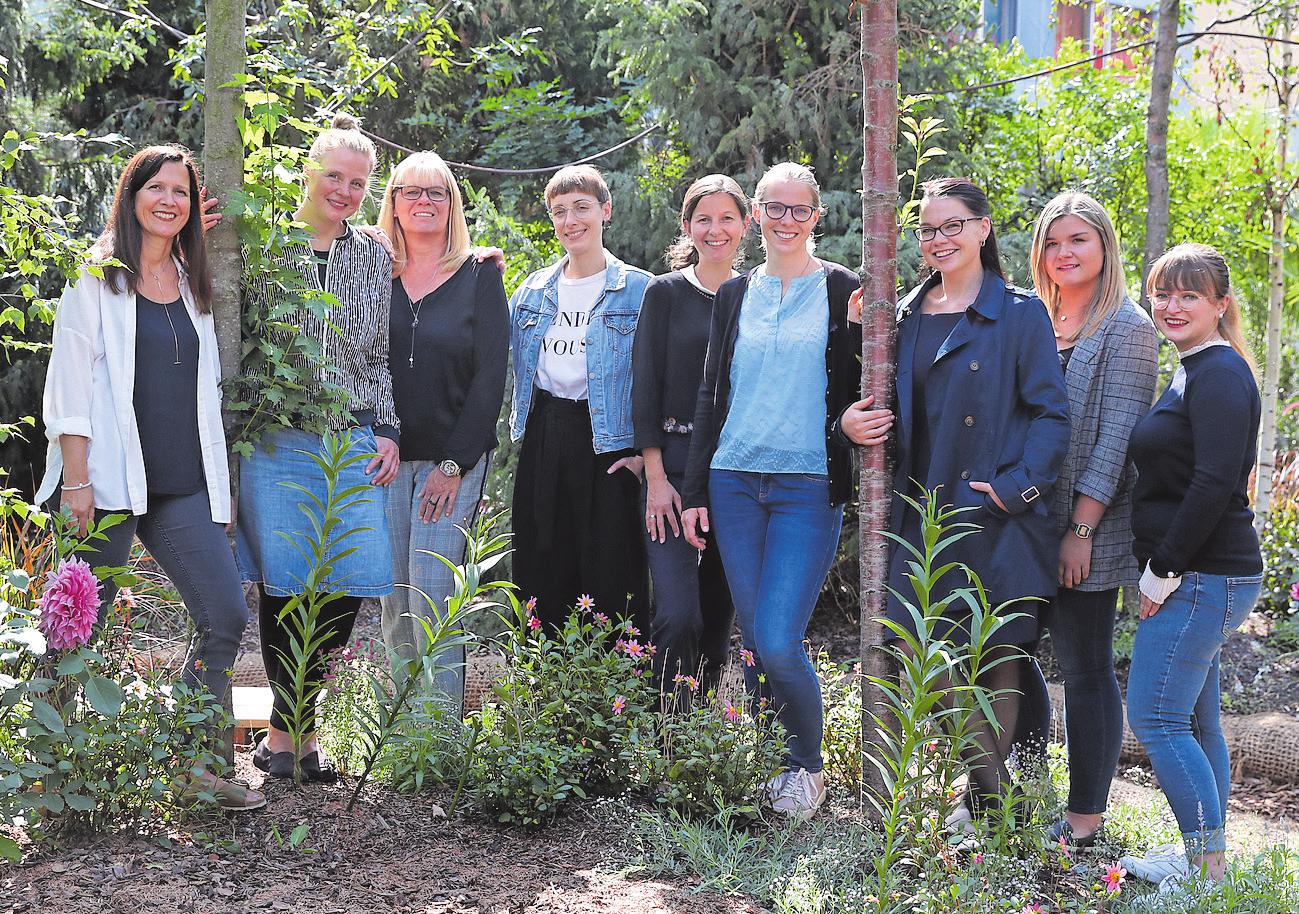 Teamwork: Tanja Binöder, Milva-Katharina Klöppel, Daniela Foltyn, Stefanie Völlinger, Alesia Ladenburger, Kathrin Brenner, Daria Nowak, Lea Neubauer und Tina Ebenhöh (v.l.) sind die Macherinnen des ersten Umweltmagazins aus der Region. Foto: Andreas Veigel Teamwork: Tanja Binöder, Milva-Katharina Klöppel, Daniela Foltyn, Stefanie Völlinger, Alesia Ladenburger, Kathrin Brenner, Daria Nowak, Lea Neubauer und Tina Ebenhöh (v.l.) sind die Macherinnen des ersten Umweltmagazins aus der Region. Foto: Andreas Veigel