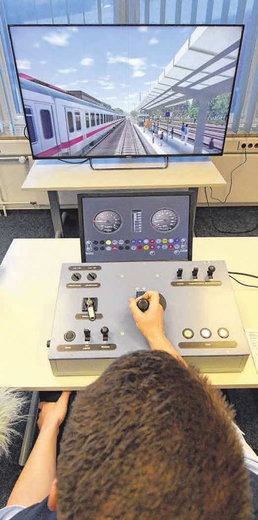 Der Auszubildende Hannes Guhl trainiert an einem Fahrsimulator. Foto: C. Rehder Der Auszubildende Hannes Guhl trainiert an einem Fahrsimulator. Foto: C. Rehder