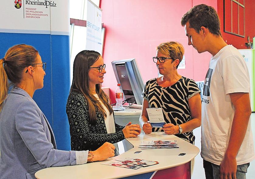 Gemeinsam schlau machen: Sylvia Wolf (zweite von rechts) und ihr Sohn Enrico informieren sich am Stand der Justiz bei Nadja Botasow (links) und Julia Sapich über eine Ausbildung. FOTO: LMO Gemeinsam schlau machen: Sylvia Wolf (zweite von rechts) und ihr Sohn Enrico informieren sich am Stand der Justiz bei Nadja Botasow (links) und Julia Sapich über eine Ausbildung. FOTO: LMO