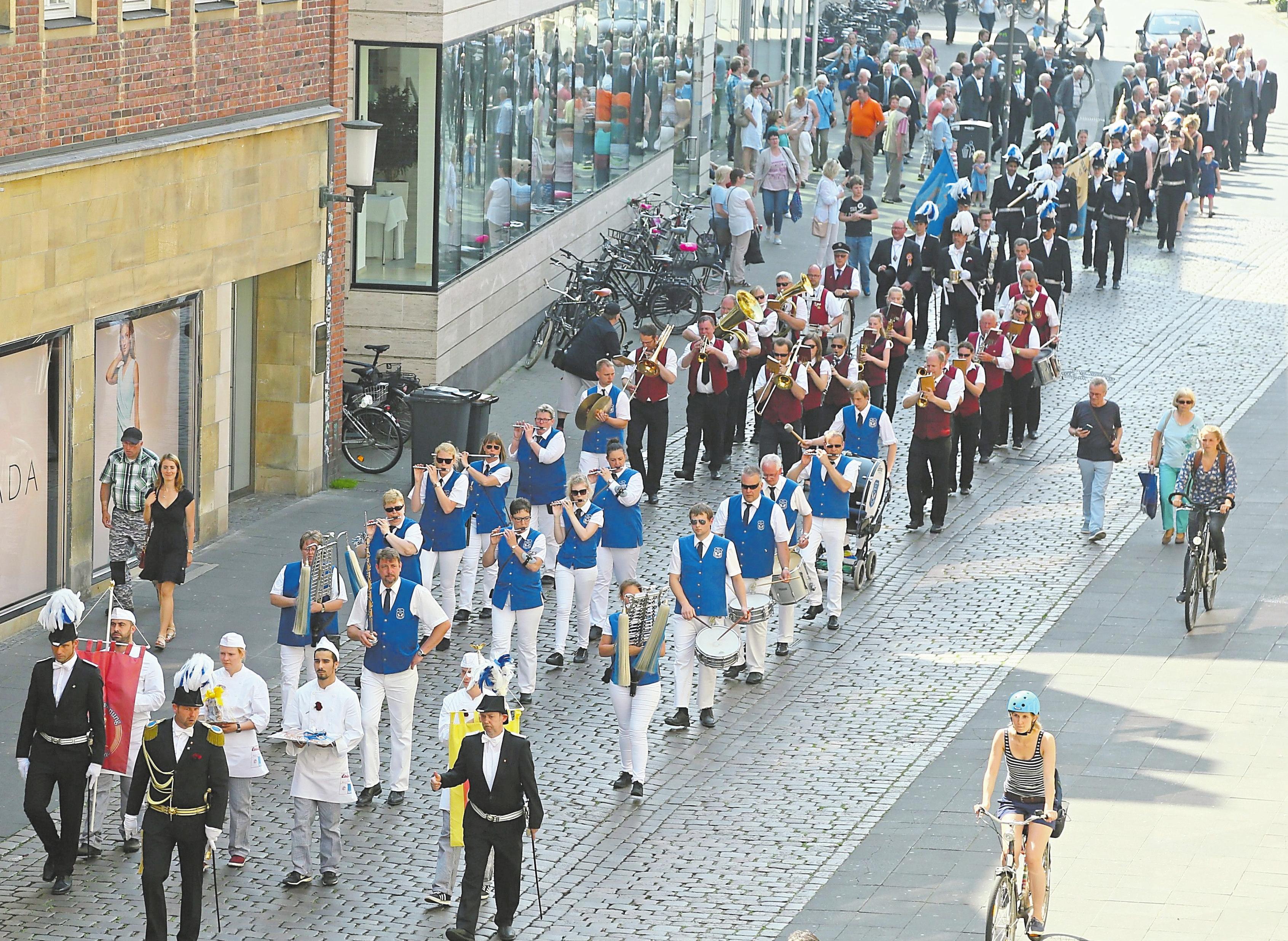 Mit einem großen Festzug durch die Stadt feiern die Bäcker und Konditoren am 17. Juni ihren „Guten Montag“. Foto: Oliver Werner Mit einem großen Festzug durch die Stadt feiern die Bäcker und Konditoren am 17. Juni ihren „Guten Montag“. Foto: Oliver Werner