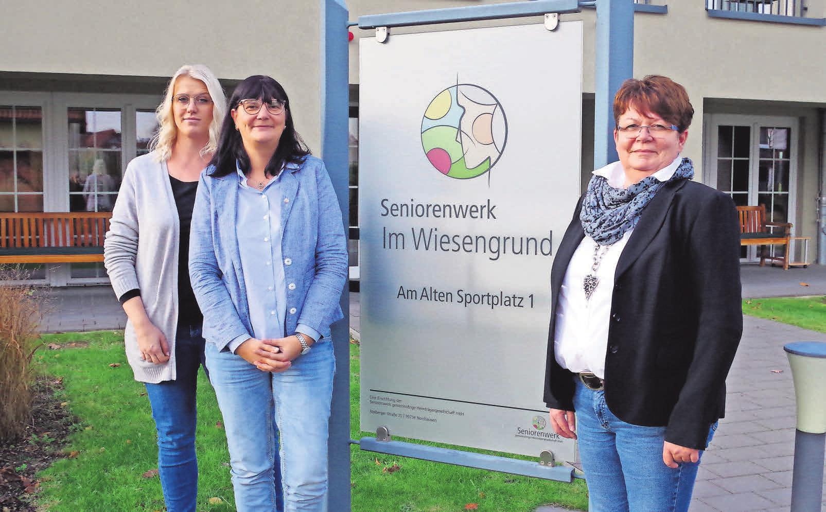 Pflegedienstleiterin Karoline Moss (von links), Einrichtungsleiterin Simone Habben und Anette Paternoga vom Ambulanten Dienst sind ein eingespieltes Team. Pflegedienstleiterin Karoline Moss (von links), Einrichtungsleiterin Simone Habben und Anette Paternoga vom Ambulanten Dienst sind ein eingespieltes Team.