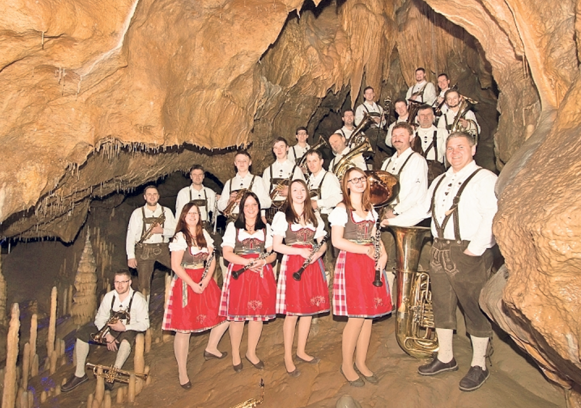 Quetschenmusik, Alpenrock, Oldies und Tanzmusik: Kein Stadlfest ohne die Trachtenkapelle Hohenmirsberg. Abends spielt außerdem das Gipfeltrio. Foto: red Quetschenmusik, Alpenrock, Oldies und Tanzmusik: Kein Stadlfest ohne die Trachtenkapelle Hohenmirsberg. Abends spielt außerdem das Gipfeltrio. Foto: red