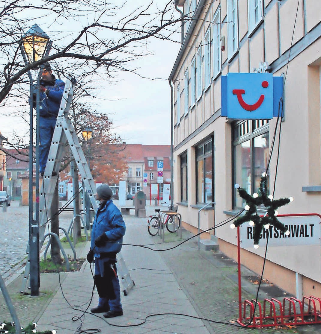 Die Vorbereitungen für das Kyritzer Lichterfest haben begonnen. Die Beleuchtung in der Stadt wird installiert. Die Vorbereitungen für das Kyritzer Lichterfest haben begonnen. Die Beleuchtung in der Stadt wird installiert.