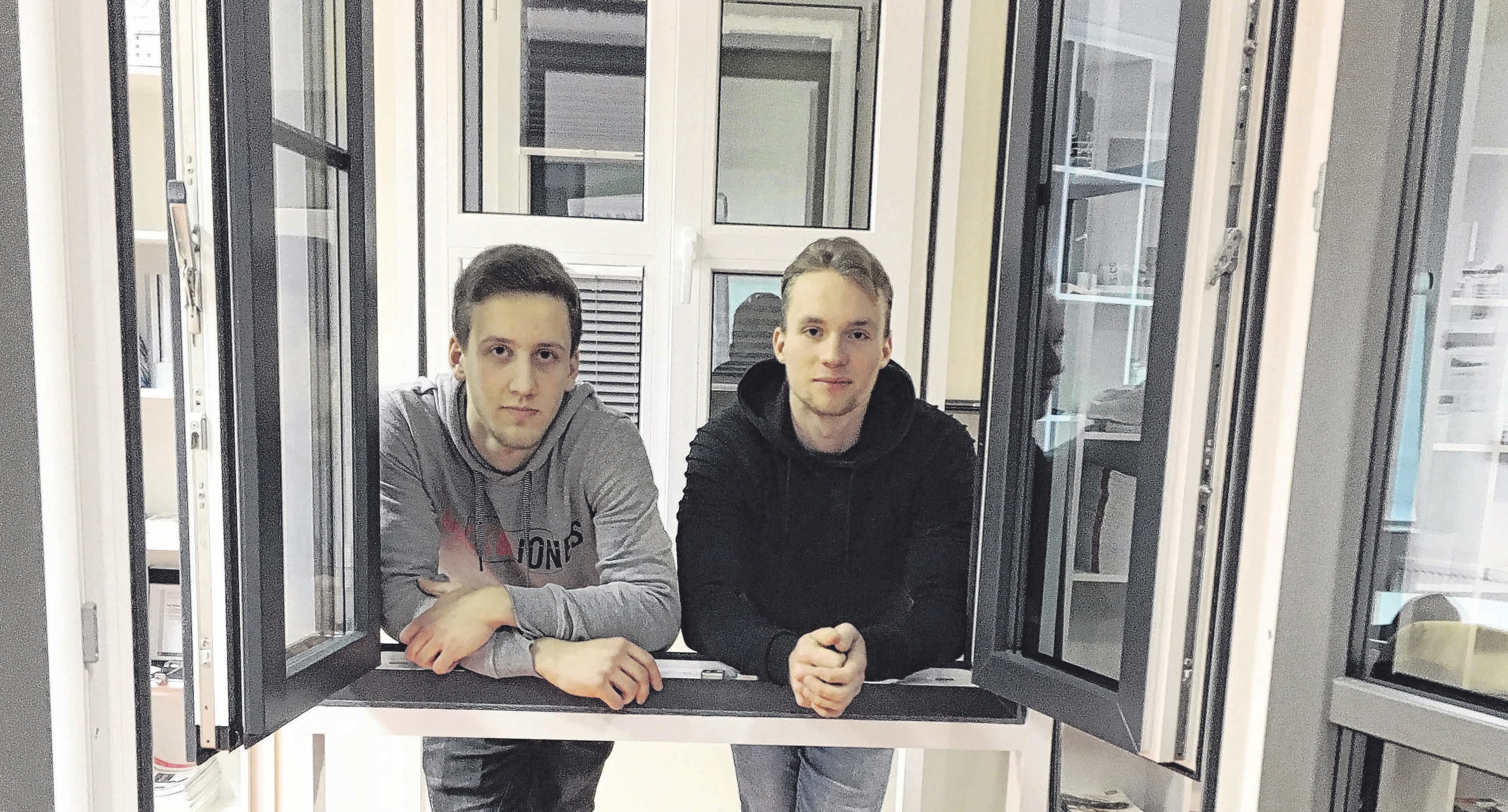 Wenn es darum geht, Fenster, Türen oder Wintergärten zu bauen, bekommen Erik Döbler (links) und Nico Knop in ihrem Job den Durchblick. Foto: Marina Spreemann Wenn es darum geht, Fenster, Türen oder Wintergärten zu bauen, bekommen Erik Döbler (links) und Nico Knop in ihrem Job den Durchblick. Foto: Marina Spreemann