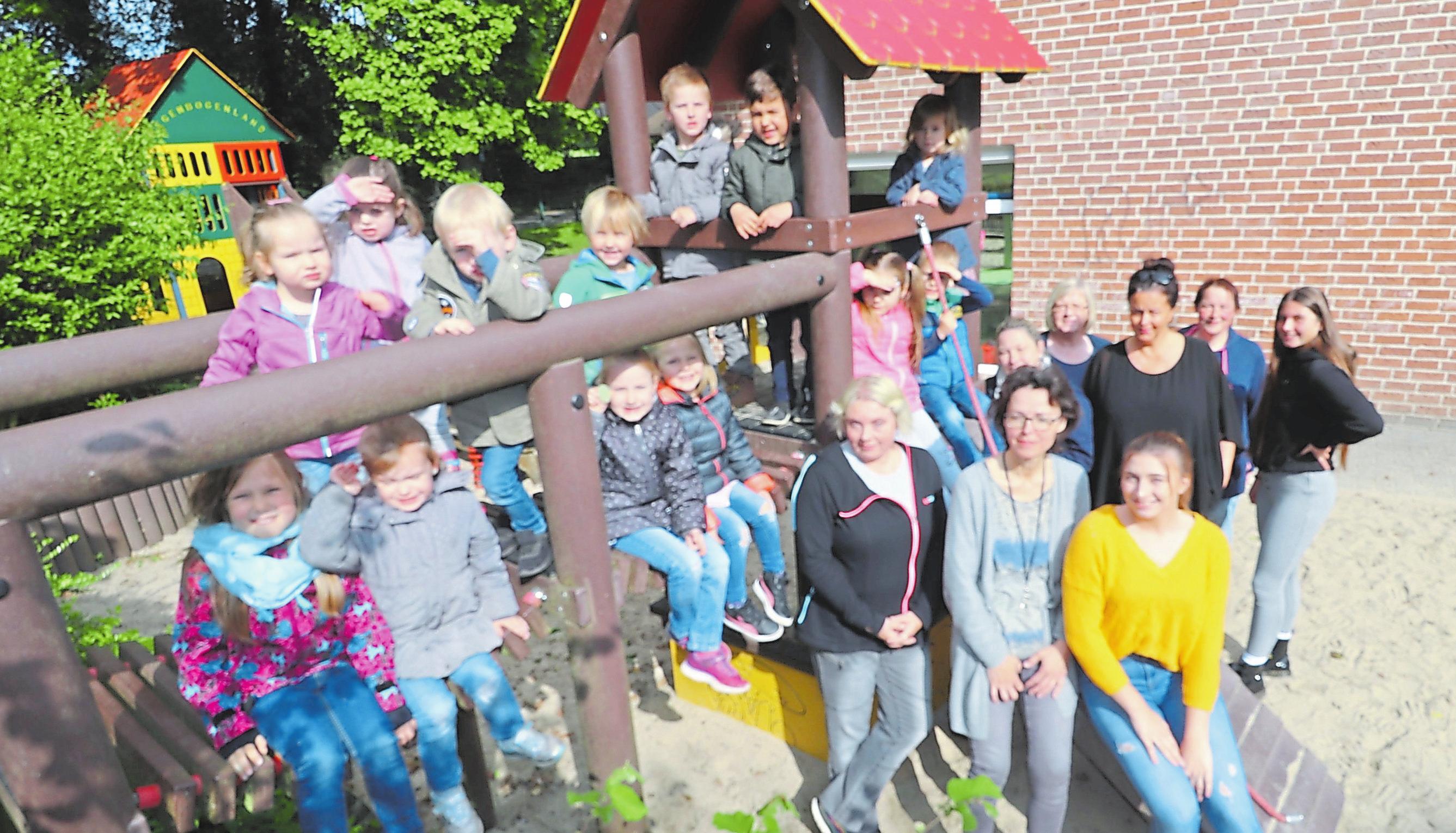 Team und Kinder freuen sich jetzt auf die Aktivitäten zum Jubiläum in der kommenden Woche. Foto: Guido Kratzke Team und Kinder freuen sich jetzt auf die Aktivitäten zum Jubiläum in der kommenden Woche. Foto: Guido Kratzke