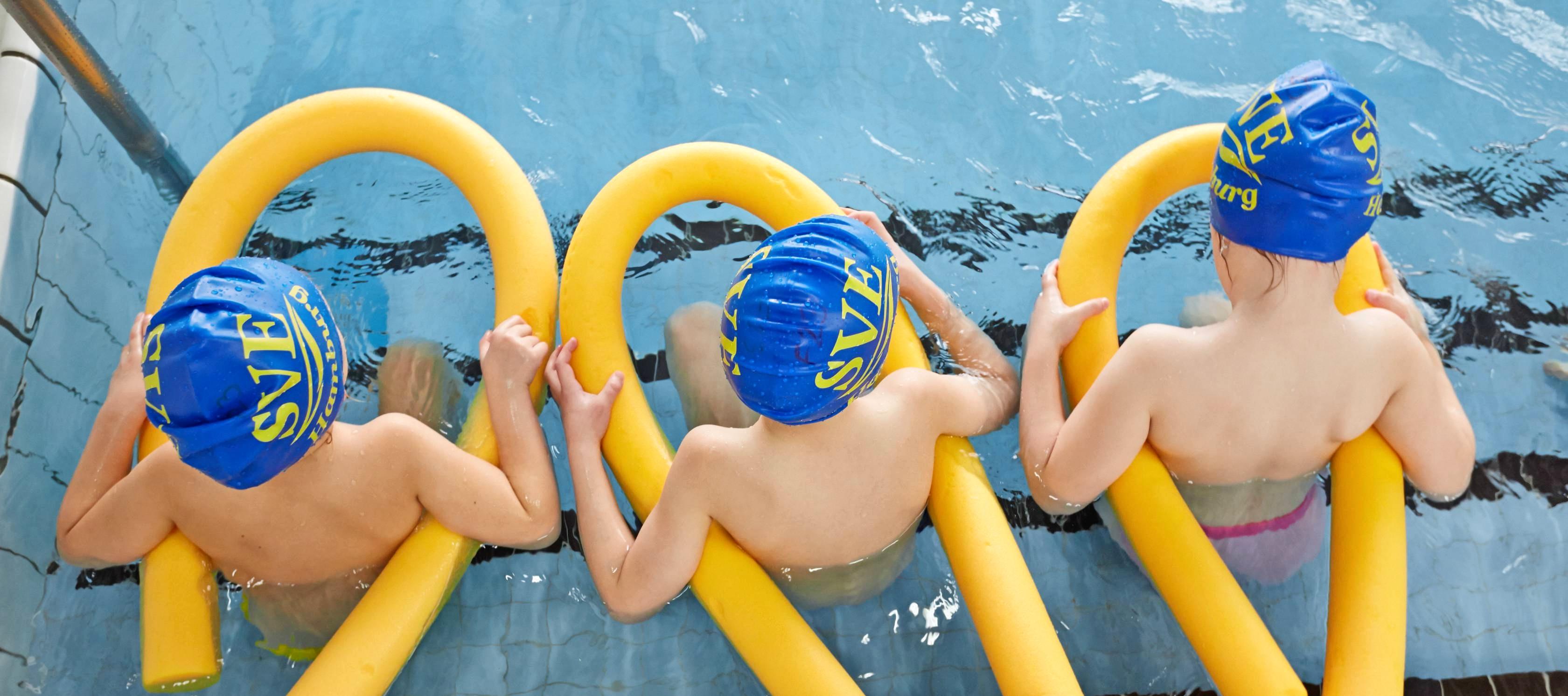 Kinder sollten sicher schwimmen können. Doch an immer mehr Schulen fällt der Unterricht aus – weil Lehrkräfte fehlen oder öffentliche Bäder schließen. Foto: dpa Kinder sollten sicher schwimmen können. Doch an immer mehr Schulen fällt der Unterricht aus – weil Lehrkräfte fehlen oder öffentliche Bäder schließen. Foto: dpa