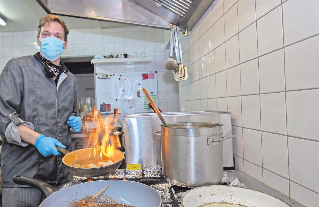 Philippe Bourdoux (Restaurant Beekhuus) bereitet den Hauptgang mit Kalbsroulade vor. Philippe Bourdoux (Restaurant Beekhuus) bereitet den Hauptgang mit Kalbsroulade vor.