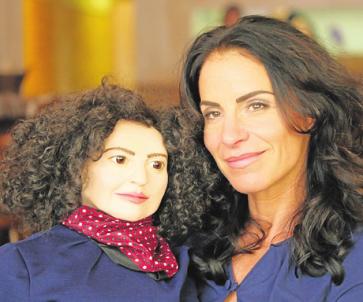 Sabra Lopes-Einstein mit ihrer Mascha-Kaléko-Puppe. FOTO: CHRISTOPH KRAUSS Sabra Lopes-Einstein mit ihrer Mascha-Kaléko-Puppe. FOTO: CHRISTOPH KRAUSS