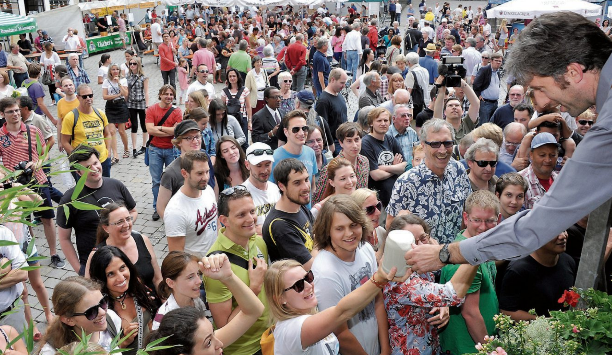 Der Fassanstich auf dem Marktplatz durch den Oberbürgermeister ist von jeher die traditionelle Eröffnung des Tübinger Stadtfestes. Morgen, am Freitag, 12. Juli,um17 Uhr werden die Stadtfestbesucher mitzählen, wie viele Schläge OB Palmer benötigt, bis der Zapfhahn drin ist. Mit dabei: die Stadtgarde zu Pferd und zwei Bands aus den Tübinger Partnerstädten Durham und Petrosawodsk. Bild: Stadt Tübingen/Gudrun de Maddalena