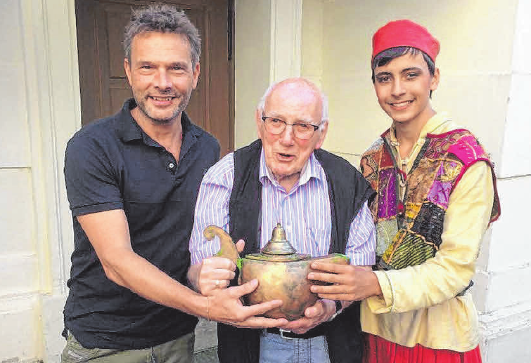 Beim diesjährigen Rutentheater haben sich diese drei Herren im Konzerthaus getroffen, die alle schon einmal im Rutentheater Aladin gespielt haben. Von links: Michael Niederer, Leonhard Maylein und Luis Janitschek. FOTO: PRIVAT Beim diesjährigen Rutentheater haben sich diese drei Herren im Konzerthaus getroffen, die alle schon einmal im Rutentheater Aladin gespielt haben. Von links: Michael Niederer, Leonhard Maylein und Luis Janitschek. FOTO: PRIVAT