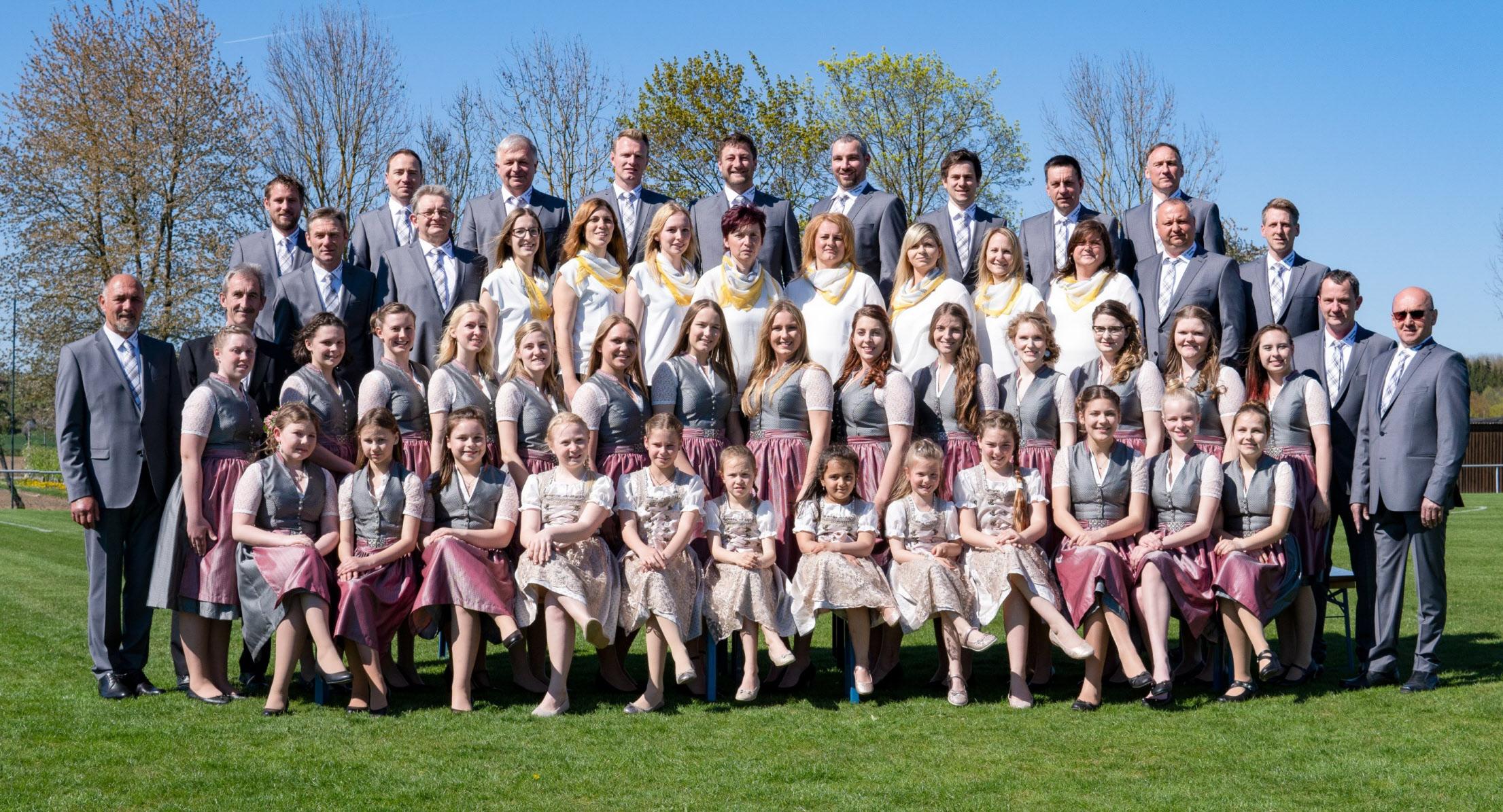 Bereit für die 50-Jahr-Feier des Vereins: das Festkomitee und die Festdamen des FC Wackerstein-Dünzing. Foto: FC Bereit für die 50-Jahr-Feier des Vereins: das Festkomitee und die Festdamen des FC Wackerstein-Dünzing. Foto: FC