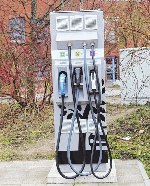 Einmal Auto aufladen bitte! FOTOS: FRANK BURGER Einmal Auto aufladen bitte! FOTOS: FRANK BURGER