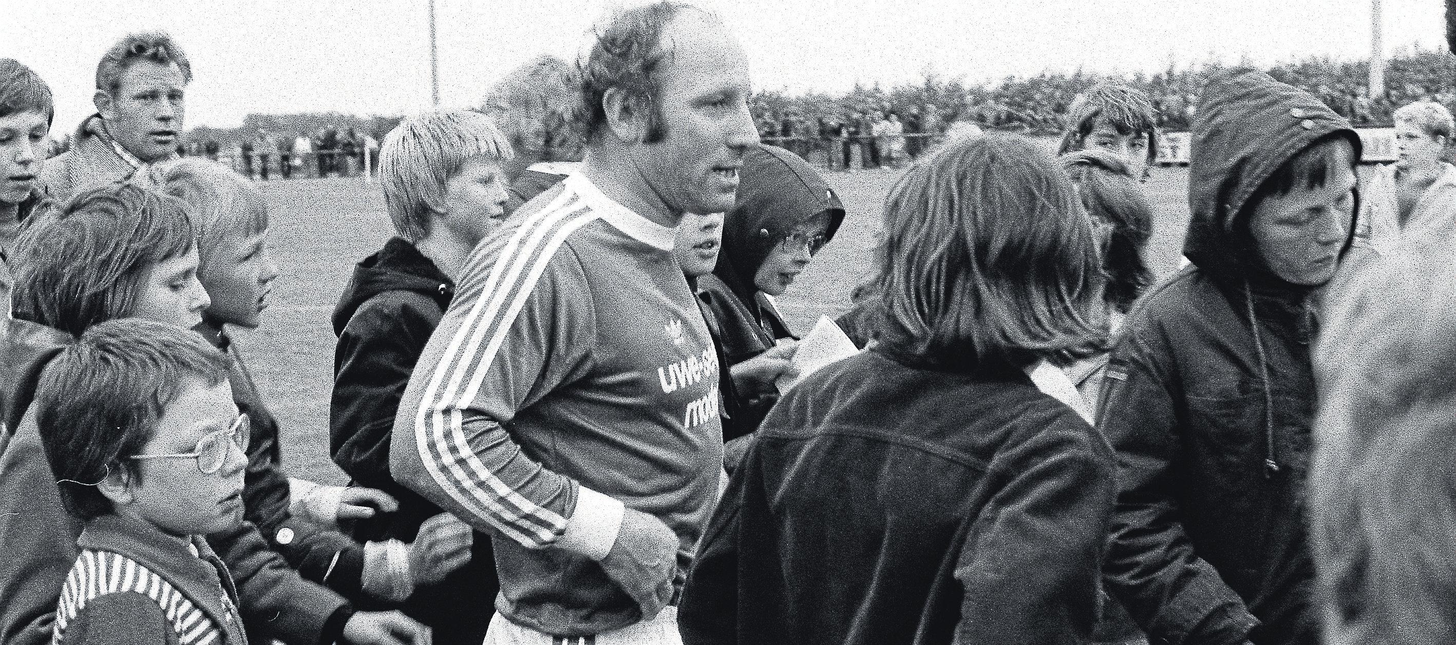 Stadioneinweihung 1976 mit sportlicher Prominenz: Uwe Seeler wurde nach einem Einlagespiel von Fans umringt. Foto: HSV-Archiv