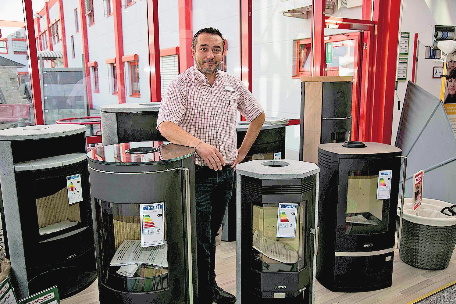 Abteilungsleiter Akin Demirkaya vom Hagebaucentrum Altenburg kennt sich in puncto Kaminöfen bestens aus. FOTO: RG Abteilungsleiter Akin Demirkaya vom Hagebaucentrum Altenburg kennt sich in puncto Kaminöfen bestens aus. FOTO: RG