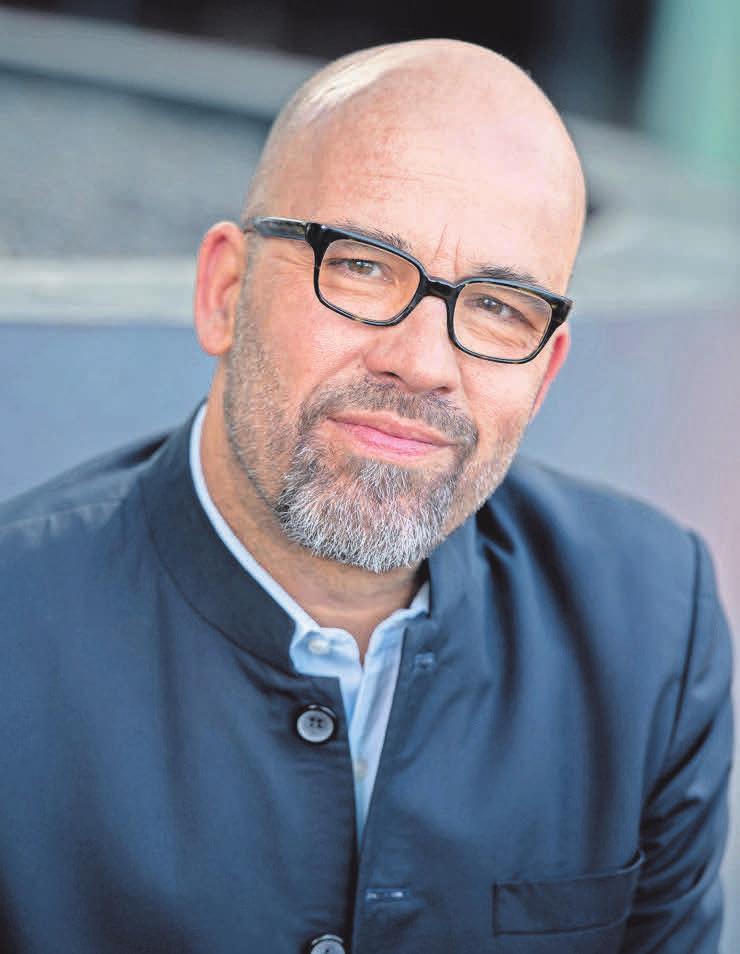 Der Comedian Lutz von Rosenberg Lipinsky geht am morgigen Sonnabend satirisch dem Wesen der Demokratie auf den Grund. Foto: Kolja von der Lippe Der Comedian Lutz von Rosenberg Lipinsky geht am morgigen Sonnabend satirisch dem Wesen der Demokratie auf den Grund. Foto: Kolja von der Lippe