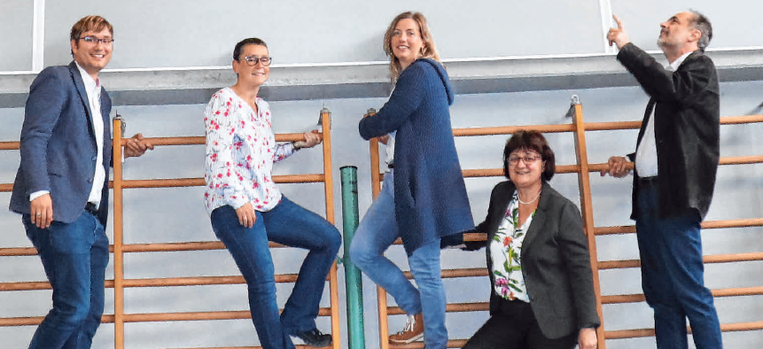 In der Turn- und Festhalle: v.l. Patrick Maier (Schulleiter Realschule), Renate Kirsinger (Konrektorin Realschule), Petra Widmann (Leiterin des Ganztagesbereichs), Lucia Zimmermann (Schulleiterin Grundschule), Odo Jutz (Architekt). Auf den Fotos unten: Blicke in die schönen, umgestalteten Bereiche In der Turn- und Festhalle: v.l. Patrick Maier (Schulleiter Realschule), Renate Kirsinger (Konrektorin Realschule), Petra Widmann (Leiterin des Ganztagesbereichs), Lucia Zimmermann (Schulleiterin Grundschule), Odo Jutz (Architekt). Auf den Fotos unten: Blicke in die schönen, umgestalteten Bereiche