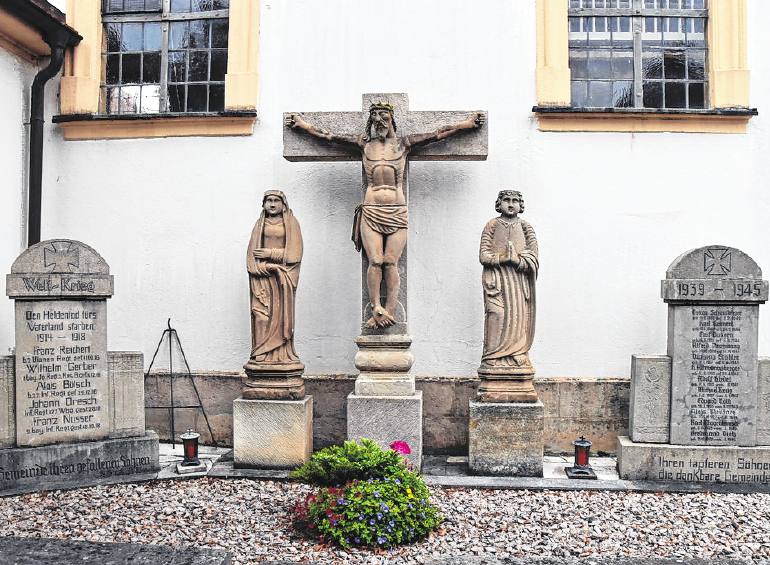 Das Kriegerdenkmal erinnert an die Opfer der beiden Weltkriege. Das Kriegerdenkmal erinnert an die Opfer der beiden Weltkriege.