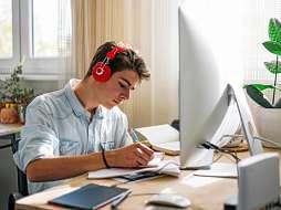 Homeoffice bleibt Alltag für Studierende. FOTO: GETTY IMAGES Homeoffice bleibt Alltag für Studierende. FOTO: GETTY IMAGES