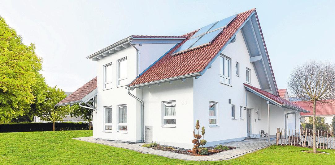 Dank der kostenlos verfügbaren Sonnenwärme entlastet die solarthermische Anlage auf dem Dach die Heizung im Keller und senkt damit die Energiekosten. Foto: djd/Max Weishaupt GmbH - Fotostudio