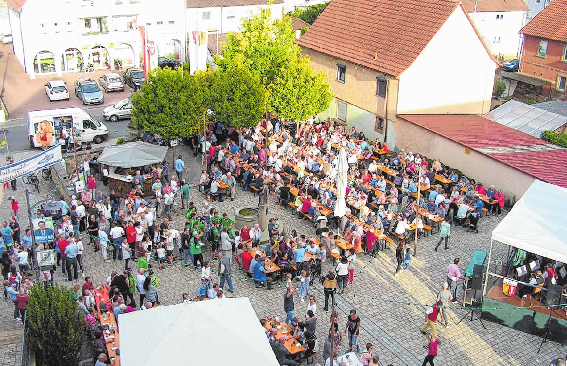 Auf dem Dorfplatz feiern die Hambacher ab Samstag drei Tage ihr beliebtes Kirchweihfest. Auf dem Dorfplatz feiern die Hambacher ab Samstag drei Tage ihr beliebtes Kirchweihfest.