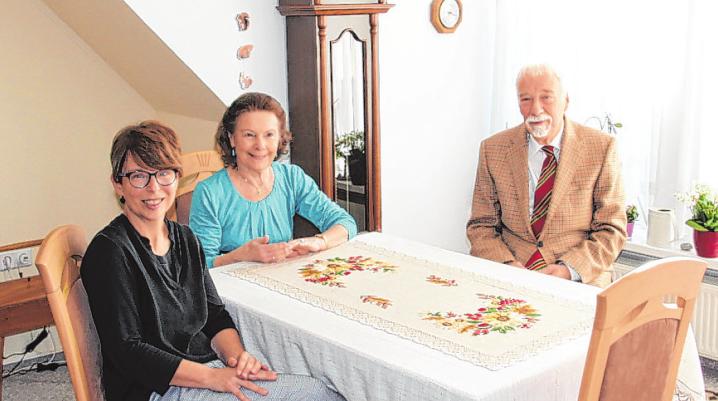 Bewohnerin Erika Christiansen (Mitte) mit der Hausdame Martina Niemann und dem Chef der Seniorenresidenz Niels Meyn Foto: ife