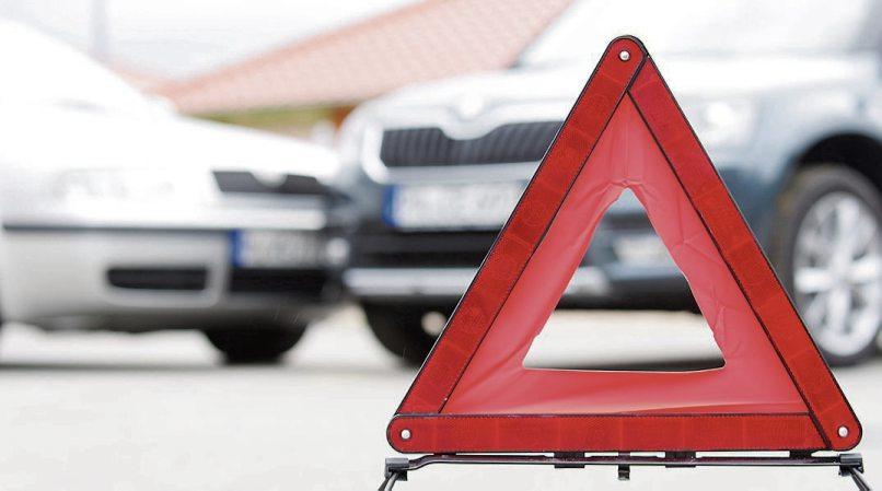 Wichtig: die Unfallstelle mit einem Warndreieck absichern. Archivbilder: Getty Images/iStockphoto; Fotolia. Wichtig: die Unfallstelle mit einem Warndreieck absichern. Archivbilder: Getty Images/iStockphoto; Fotolia.
