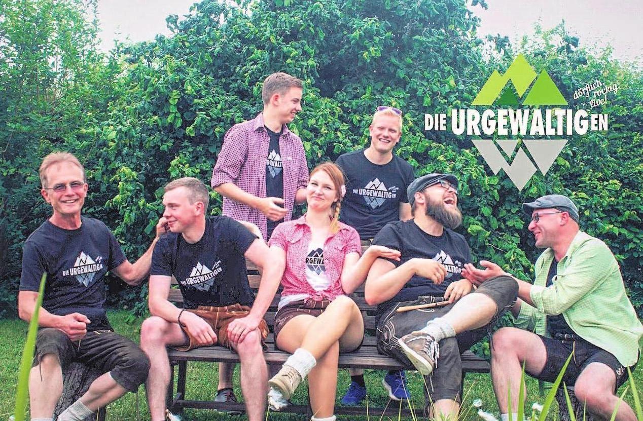 Die Urgewaltigen unterhalten das Kirmes-Publikum am Samstagabend. Foto: Die Urgewaltigen GbR Die Urgewaltigen unterhalten das Kirmes-Publikum am Samstagabend. Foto: Die Urgewaltigen GbR