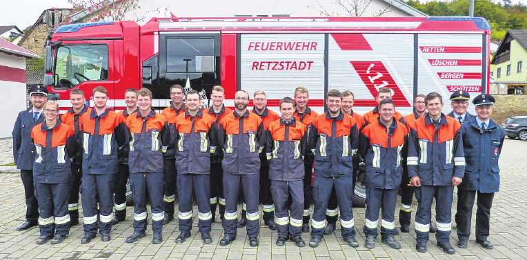 Die Feuerwehr Retzstadt vor zweieinhalb Jahren, nachdem sie die Leistungsprüfung „Die Gruppen im Hilfeleistungseinsatz“ mit Erfolg abgelegt hatte. FOTO: FRANK RUDOLPH  