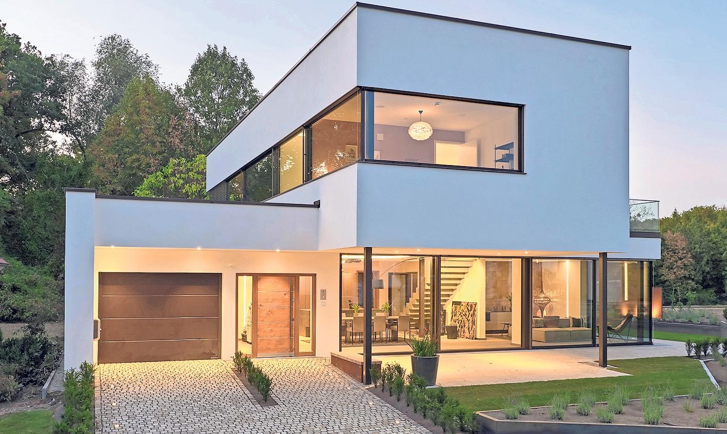 Holz-Fertighäuser werden im Werk vorgefertigt und sind daher schneller bezugsfertig. Foto: BDF/Luxhaus Holz-Fertighäuser werden im Werk vorgefertigt und sind daher schneller bezugsfertig. Foto: BDF/Luxhaus
