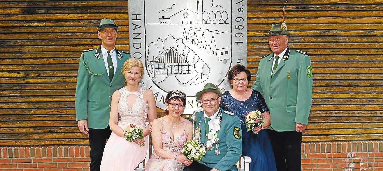 Königspaar Dirk und Sandra Beckmann mit ihren Adjutanten Bernhard und Waltraud Bussmann (r.) sowie Markus und Tina Vocks.