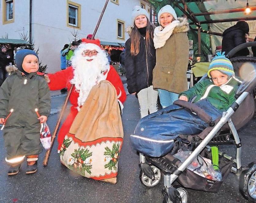 Der Geselle im roten Mantel und mit Rauschbart stapft in der Zeit zwischen 15 und 16 Uhr über den Weihnachtsmarkt. S. Hüttner Der Geselle im roten Mantel und mit Rauschbart stapft in der Zeit zwischen 15 und 16 Uhr über den Weihnachtsmarkt. S. Hüttner