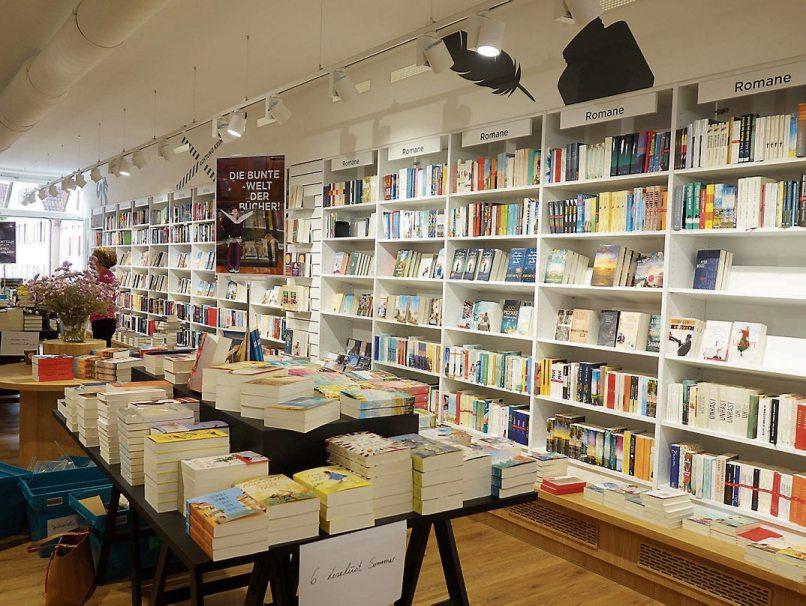 Es ist soweit: Die neue Osiander Buchhandlung in Rottenburg öffnet ihre Türen – nur eine halbe Gehminute vom ehemaligen Standort am Marktplatz 21 entfernt. Der große Vorteil des neuen Standortes: Nun ist alles auf einer übersichtlichen und barrierefreien Fläche zu finden. Bilder: Uhland2