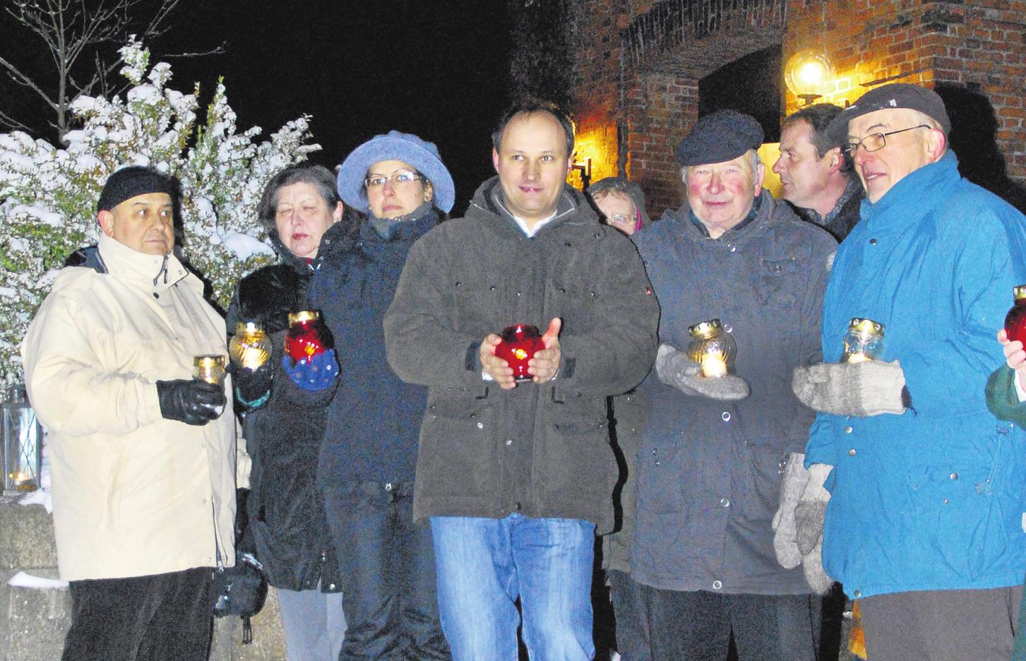 Winter 2010: Eine Mahnwache der initiative Missbrauch in Ahrensburg vor der Schlosskirche. Foto: Petra Sonntag 