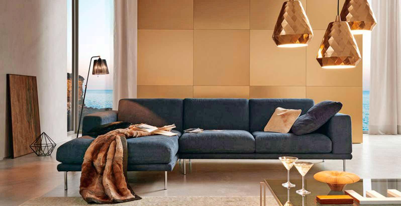 Kuschelige Decken, warmes Licht: So wird das Wohnzimmer zu einem Rückzugsort mit hoher Aufenthaltsqualität. Foto: wk-wohnen Kuschelige Decken, warmes Licht: So wird das Wohnzimmer zu einem Rückzugsort mit hoher Aufenthaltsqualität. Foto: wk-wohnen