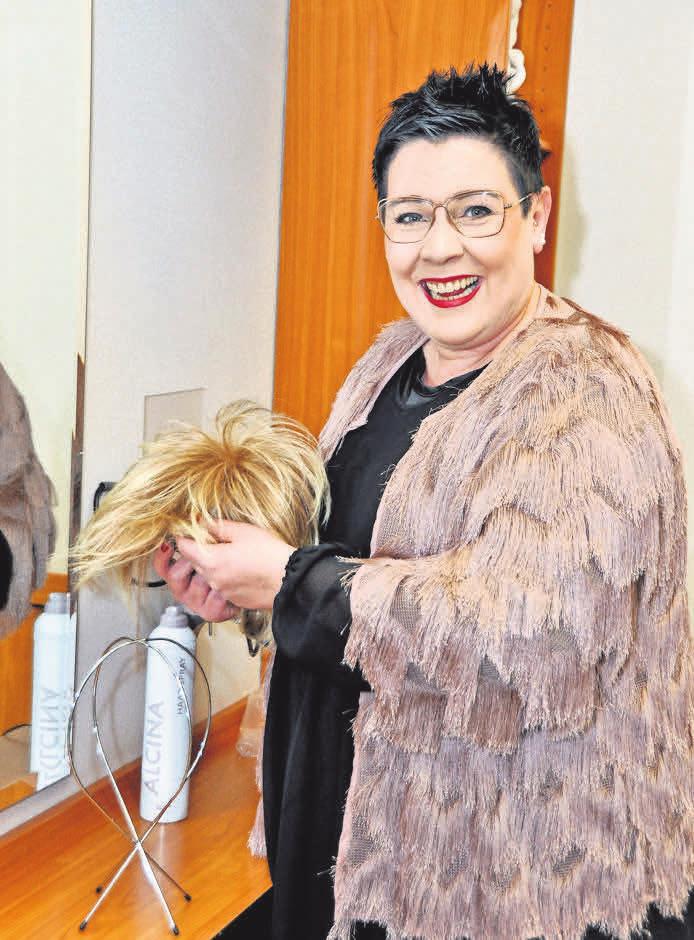 Iris Cotta ist Fachfrau für Zweithaar. Hier bereitet sie gerade eine Profiperücke für eine Kundin vor. Iris Cotta ist Fachfrau für Zweithaar. Hier bereitet sie gerade eine Profiperücke für eine Kundin vor.