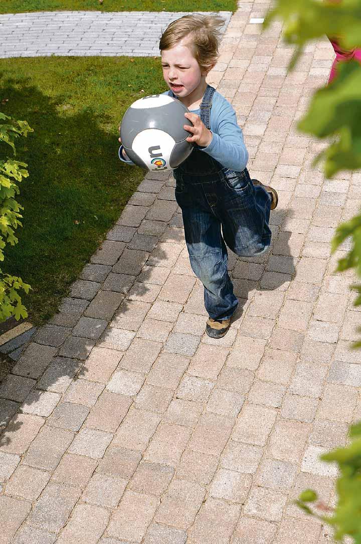 Gartenwege aus Betonsteinen sind robust und sehen viele Jahre gut aus. txn-Foto: betonstein.org Gartenwege aus Betonsteinen sind robust und sehen viele Jahre gut aus. txn-Foto: betonstein.org