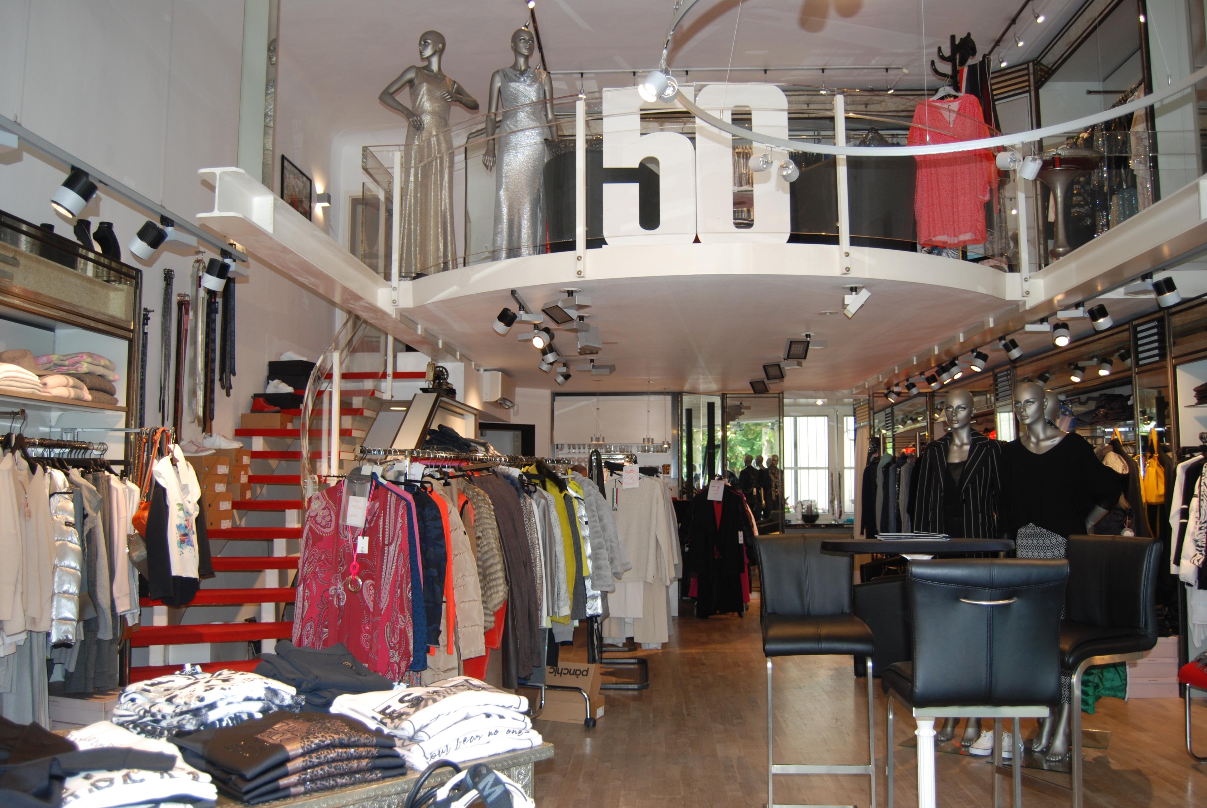 Das Ladengeschäft in der Wilhelmstraße wartet stets mit den neusten Modetrends auf – fachkundige Beratung inklusive. Foto: Sylvia Winnewisser Das Ladengeschäft in der Wilhelmstraße wartet stets mit den neusten Modetrends auf – fachkundige Beratung inklusive. Foto: Sylvia Winnewisser