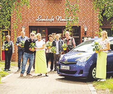 Gute Laune im Landcafé Neubokel: Auch hier bekamen die Gäste eine kostenlose Sonnenblume geschenkt. Gute Laune im Landcafé Neubokel: Auch hier bekamen die Gäste eine kostenlose Sonnenblume geschenkt.