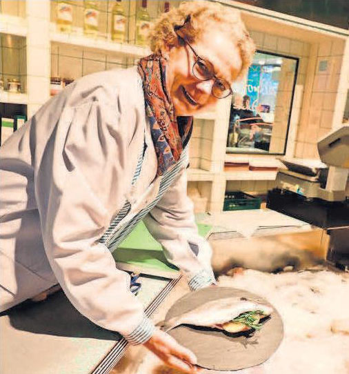 Dorade mal anders zubereitet: Katrin Frisch füllt den Fisch mit Orangenscheiben und Rosmarin. Dorade mal anders zubereitet: Katrin Frisch füllt den Fisch mit Orangenscheiben und Rosmarin.