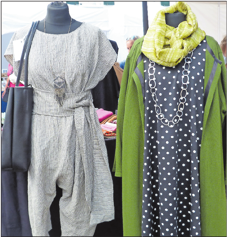 Mode gibt es nicht nur auf dem Kunsthandwerkermarkt selbst, wie hier abgebildet, sondern auch bei den Einzelhändlern in der Innenstadt. FOTO: STADTVERWALTUNG/FREI Mode gibt es nicht nur auf dem Kunsthandwerkermarkt selbst, wie hier abgebildet, sondern auch bei den Einzelhändlern in der Innenstadt. FOTO: STADTVERWALTUNG/FREI