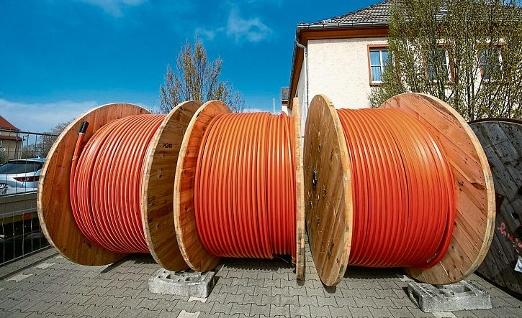 Orange ist die Farbe des Breitbandausbaus: Kabelrollen zwischen Droyßig und Wetterzeube. FOTO: ARCHIV/WEIMER Orange ist die Farbe des Breitbandausbaus: Kabelrollen zwischen Droyßig und Wetterzeube. FOTO: ARCHIV/WEIMER