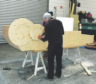 Ohne sie sähe der Zoch nicht aus wie der Zoch: Die Wagenbauer arbeiten von November bis Rosenmontag emsig an den Persiflage-, Fest- und Prunkwagen – auch in diesem Jahr Image 6 Ohne sie sähe der Zoch nicht aus wie der Zoch: Die Wagenbauer arbeiten von November bis Rosenmontag emsig an den Persiflage-, Fest- und Prunkwagen – auch in diesem Jahr Image 6