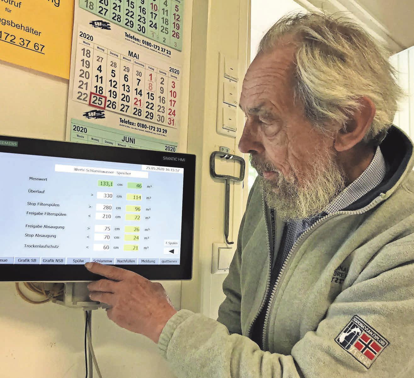 Die Wasserqualität immer im Blick: Programmierer Horst-Adolf „Paule“ Klinger hat alle wichtigen Steuerungselemente auf das Display der Betriebsleiterin übertragen. Die Wasserqualität immer im Blick: Programmierer Horst-Adolf „Paule“ Klinger hat alle wichtigen Steuerungselemente auf das Display der Betriebsleiterin übertragen.