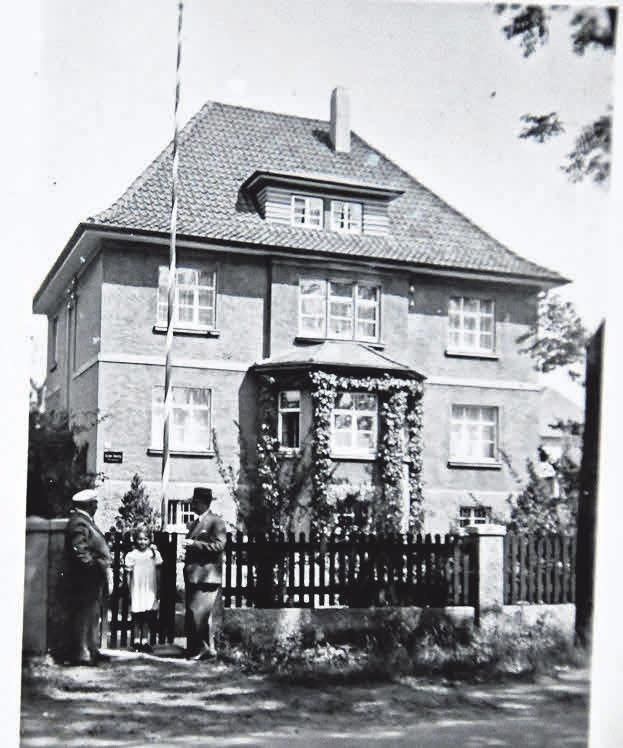 Firmensitz: Am Reuterdamm werden 1928 Werkstatt und Wohnhaus gebaut. Firmensitz: Am Reuterdamm werden 1928 Werkstatt und Wohnhaus gebaut.