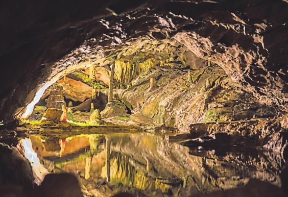 Die St. Beatus-Höhlen sind in der Schweiz eine Sehenswürdigkeit. Man darf ohne Führung rein.