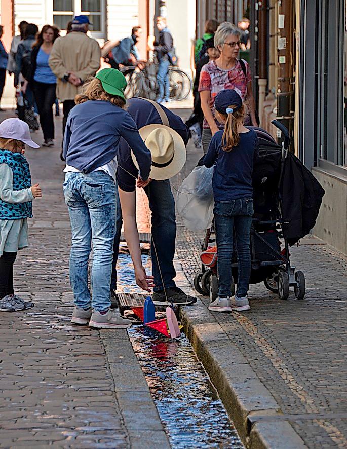 Auch die Freiburger Bächle sind für Kinder spannend. FOTO: ANITA FERTL